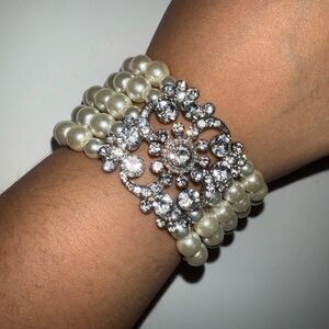 Elegant Pearl and Crystal Bracelet